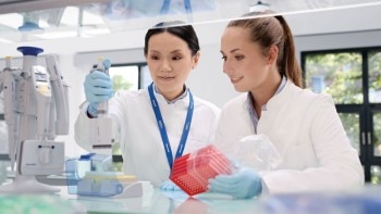 lab_scene_research_plus_two_female_scientist2560