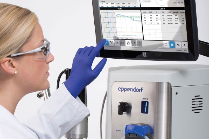 Scientist programs a bioprocess system of Eppendorf by benefiting from the intuitive and erginomic interface.