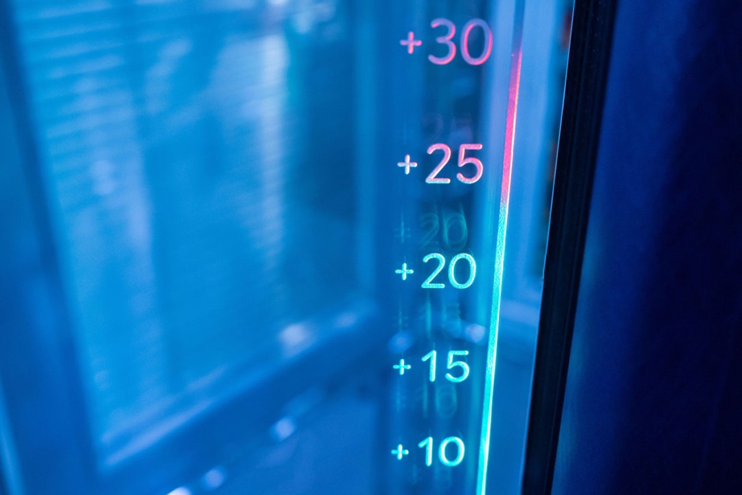 Close-up of a thermometer to measure the temperature of the air that goes from 10 to 30 degrees Celsius.