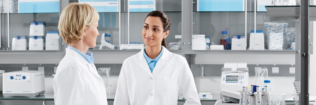 Two female scientists in the lab for ergonomic lab workflows