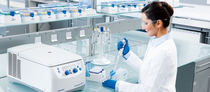 csm_hub_centrifuge5427r_woman_pipetting_lab_1280px_baf1076015