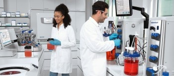 1417383_people_lab_scene_bioflo_320_dasbox_himac_c170i_cell_culture_workflow