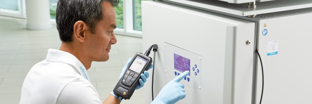 Eppendorf Lab expert executing CO2 incubator calibration service