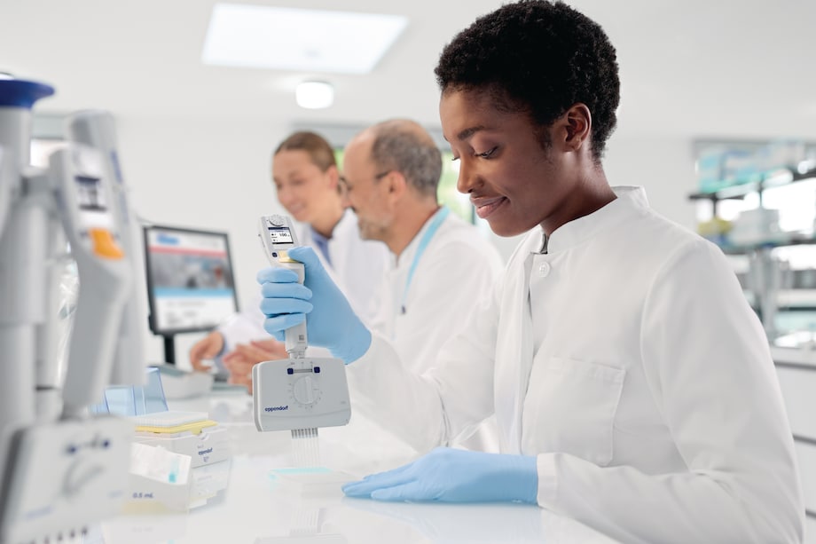 Female Scientist using Eppendorf Research® plus Move It® Pipette for Easy Liquid Transfer Between Vessel Formats Female Scientist using Eppendorf Research® plus Move It® Pipette for Easy Liquid Transfer Between Vessel Formats