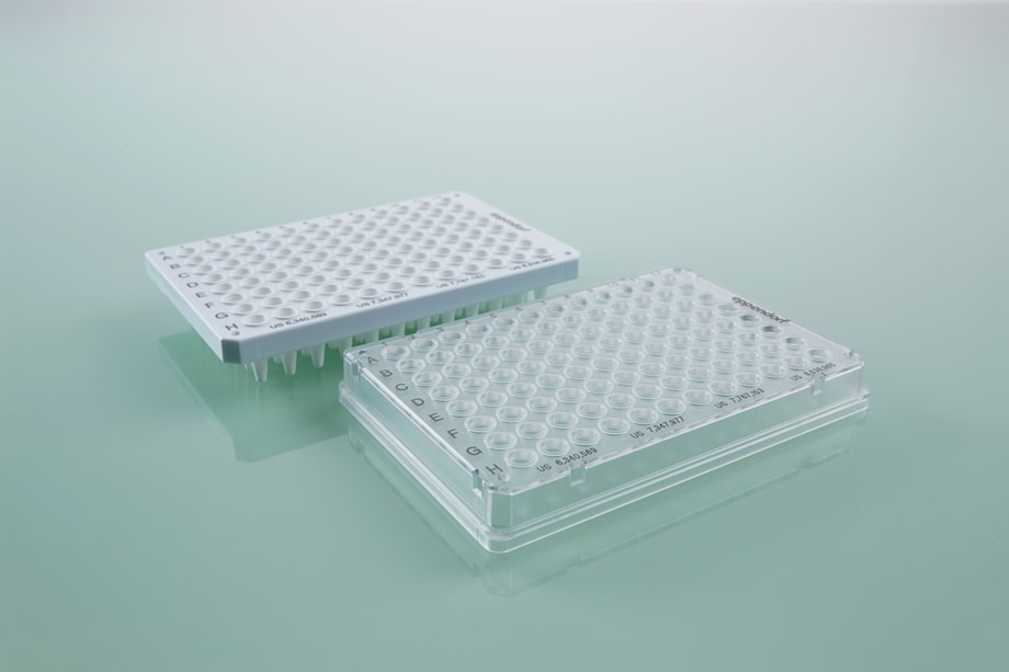 Forensic DNA Grade (grado de ADN forense) Dos placas PCR con grado de ADN forense desembaladas