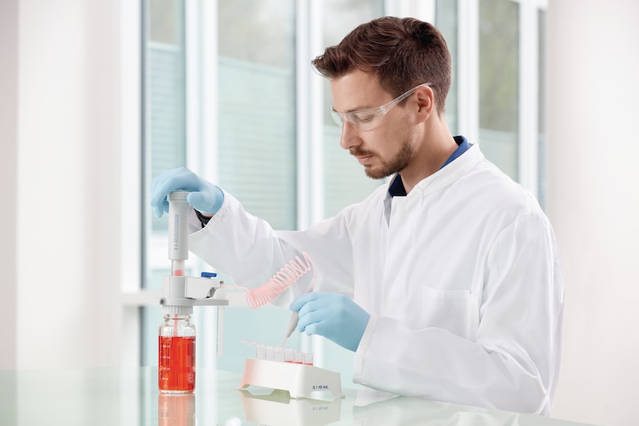 Lab technician using the Eppendorf Varispenser® 2x bottle-top dispenser Lab technician using the Eppendorf Varispenser® 2x bottle-top dispenser