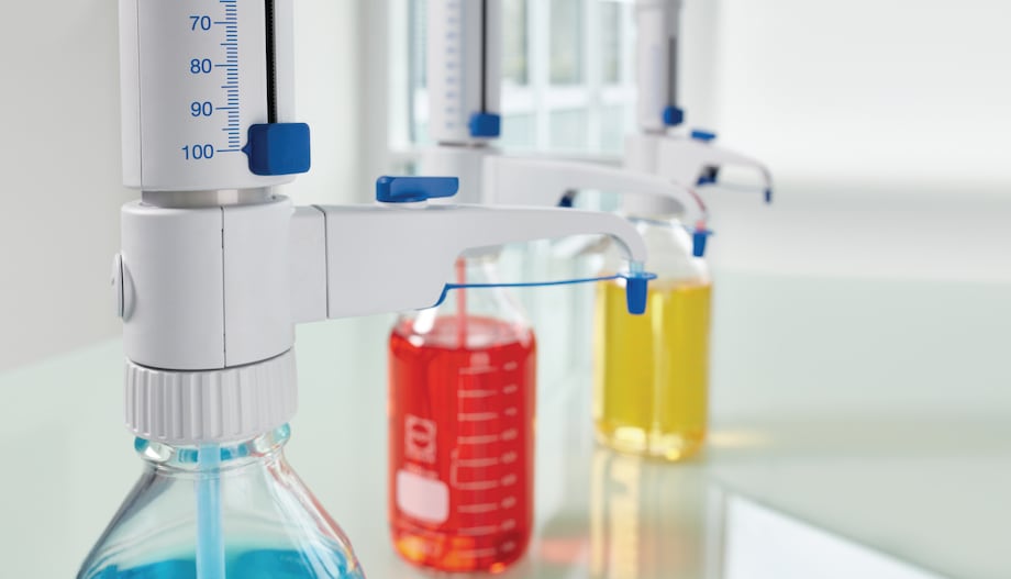 Varispenser® 2 and 2x bottle-top dispensers from Eppendorf fit on a variety of supply bottles and are chemical-resistant Varispenser® 2 and 2x bottle-top dispensers from Eppendorf fit on a variety of supply bottles and are chemical-resistant