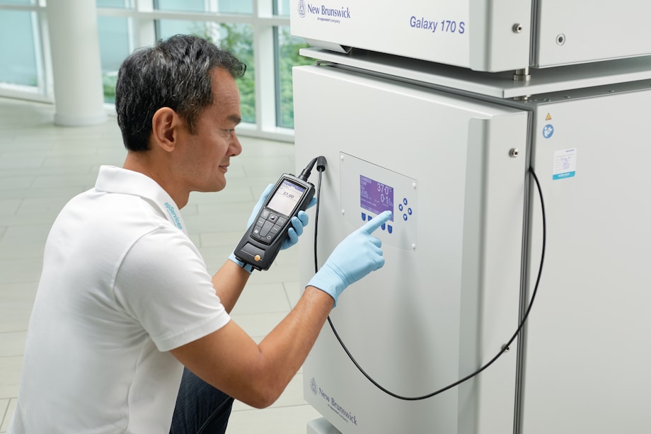 epService: Maintenance for Eppendorf incubator Eppendorf service technician checks incubator in lab