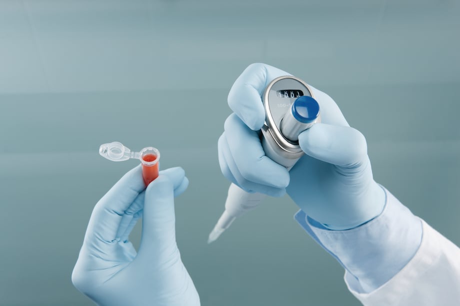 Eppendorf Reference® 2 mechanical pipette in use with a tube Eppendorf Reference® 2 mechanical pipette in use with a tube