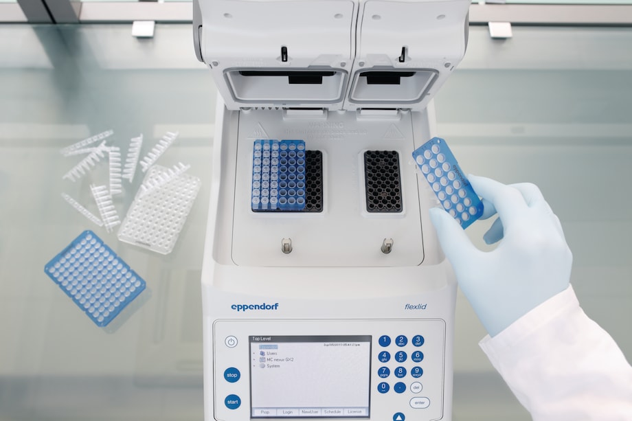 Asymétrie parfaite du Mastercycler® nexus d'Eppendorf Vue avant du Mastercycler® nexus X2 d'Eppendorf ouvert