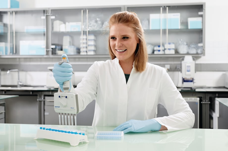 Accelerate and simplify synchronous pipetting of a series of samples and experience a new joy in the lab! Scientist using a Move It® adjustable tip spacing pipette to transfer liquid from a series of tubes to a plate