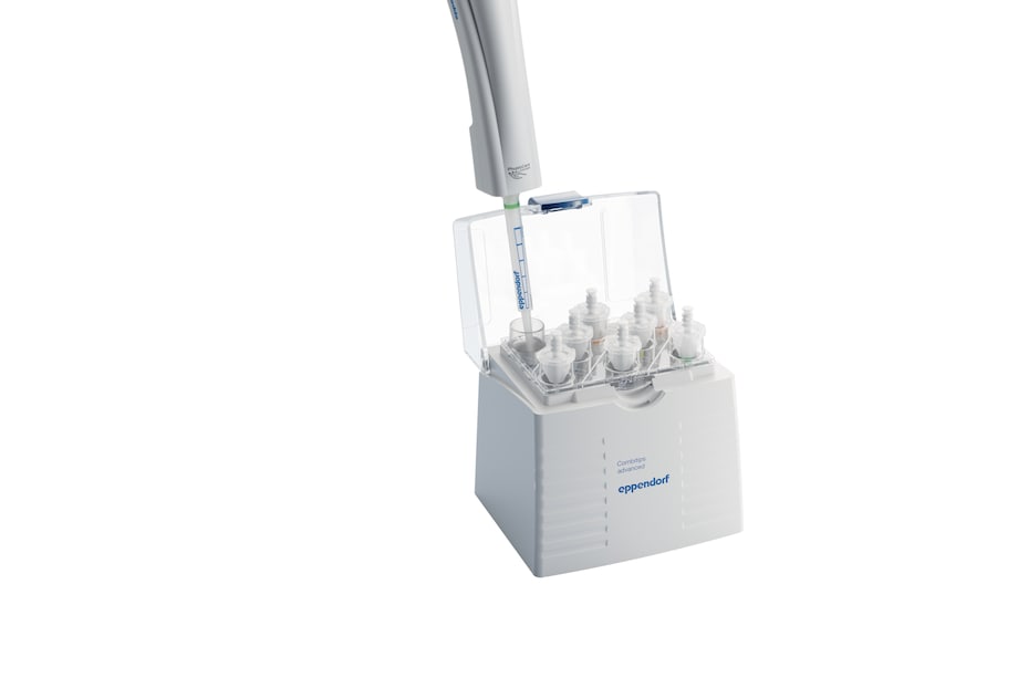 The Combitips® advanced Box 2.0 from Eppendorf (sold separately) allows for ergonomic, single-handed tip attachment The Combitips® advanced Box 2.0 from Eppendorf (sold separately) allows for ergonomic, single-handed tip attachment